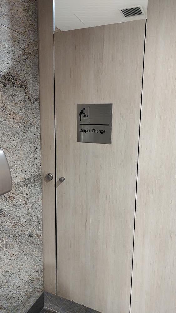 “குழந்தை வளர்ப்பு பெண்களுக்கான பொறுப்பு மட்டுமல்ல..” : இனி ஆண்கள் கழிப்பறையிலும் ‘Diaper Change’ வசதி !