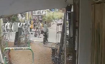 செயினை பறித்துவிட்டு தப்பிக்க முயற்சி.. ஹீரோவாக மாறிய ஆட்டோ ஓட்டுநர் - கொள்ளையர்கள் பிடித்தது  எப்படி?