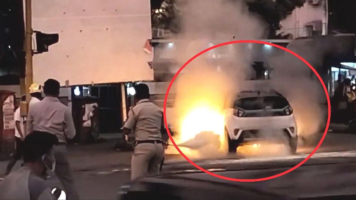 எலக்ட்ரிக் ஸ்கூட்டரை அடுத்து.. முதல் முறையாக தீ பிடித்த மின்சார கார் : எங்கு தெரியுமா?