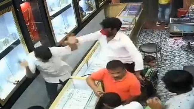 “நகைக்கடையில் கொள்ளை.. உரிமையாளரை சுட்டுக்கொன்ற கொள்ளையர்கள்” : வடக்கில் தொடரும் அவலம் - CCTV வீடியோ! 