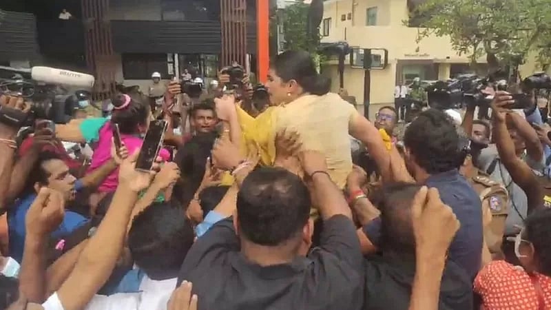 “எனது மார்பகங்களை நான் பெருமையாக பார்க்கிறேன்” - வைரலாகும் முன்னாள் MP கூறிய கருத்து.. நடந்தது என்ன?