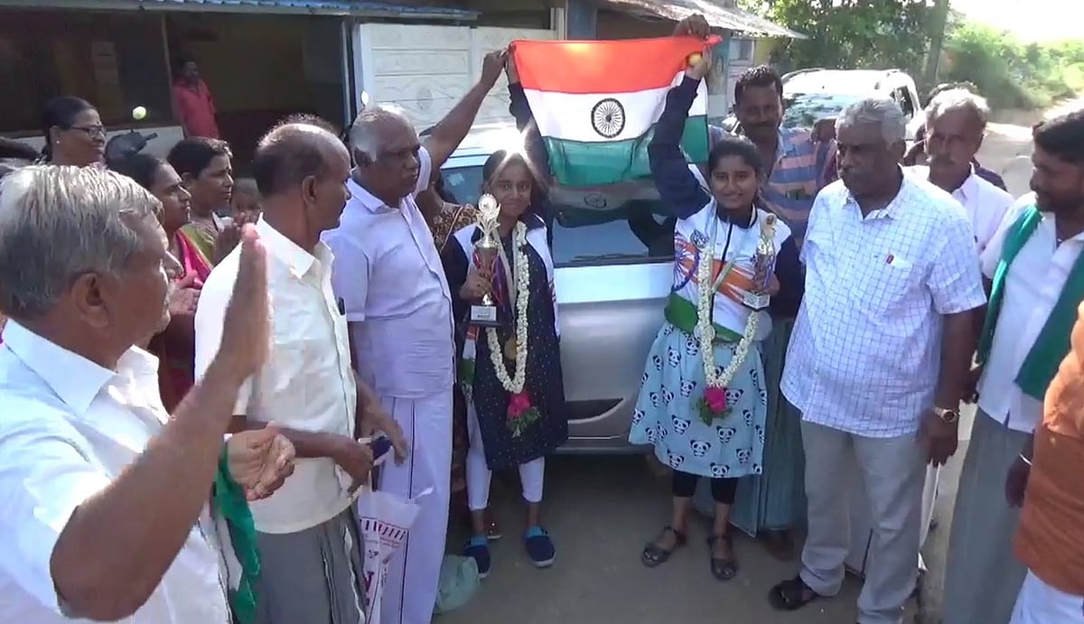 YouTube வீடியோ பார்த்து யோகா பயிற்சி.. சர்வதேச போட்டியில் தங்கம், வெண்கலம் வென்று அசத்திய சகோதரிகள்!