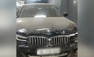 அதிவேகத்தில் வந்த BMW கார்.. நடைபாதையில் இருந்தவர்கள் மீது மோதியதில் 2 சிறுவர்கள் பரிதாப பலி!
