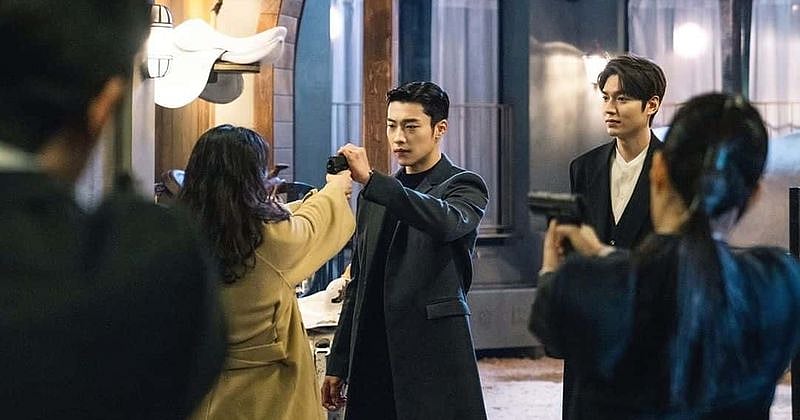 “டைம் டிராவல்.. Parallel யூனிவர்ஸ் + பாகுபலி சாகசத்தைக் கலந்த Web Series” : சினிமா விமர்சனம்!