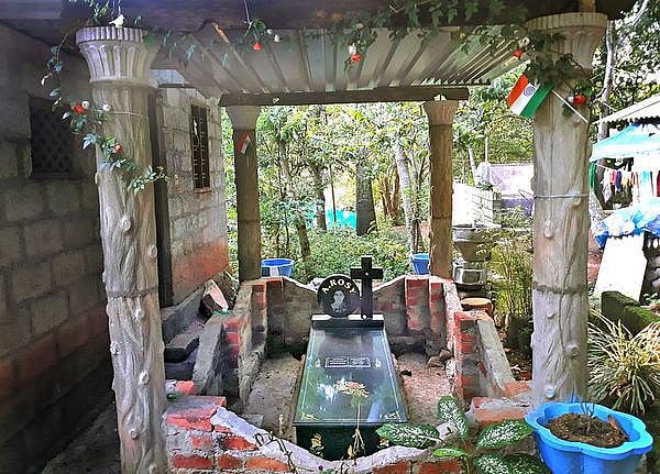 தனக்கு தானே கல்லறை கட்டிய மூதாட்டிக்கு நடந்த சோகம்.. கிராம மக்களும், போலிஸாரும் எடுத்த முடிவு!