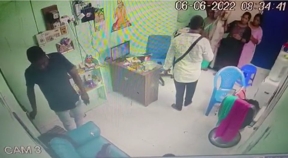 மசாஜ் சென்டரில் இளம்பெண்களை மிரட்டி பணம் மற்றும் நகை கொள்ளை.. 4 பேர் கைது : விசாரணையில் பகீர் தகவல்!