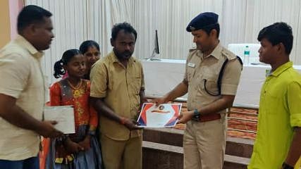 பெண்ணிடம் செயின் பறிப்பு.. துணிச்சலுடன் கொள்ளையனை பிடித்த ஆட்டோ ஓட்டுநர்: நேரில் அழைத்து பாராட்டிய SP!