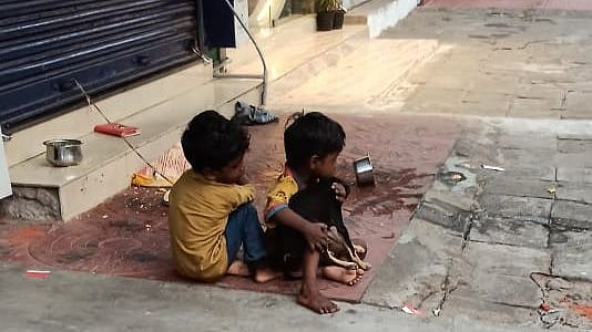 கடையின் முன்பு சிறுவர்களை கட்டிவைத்து விட்டு சென்ற பெற்றோர் - வைரல் வீடியோவின் பின்னணி என்ன?