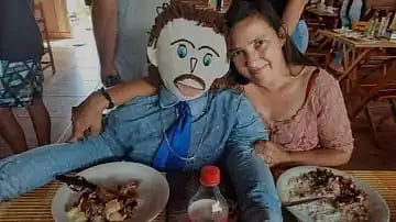 கணவர்களே உஷார்.. “பொம்மையை திருமணம் செய்து குழந்தை பெற்ற இளம்பெண்” :  காரணம் என்ன தெரியுமா?