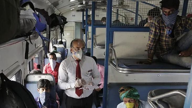 டிக்கெட் இல்லாமல் 683 பேர் பயணம்.. ஒரே  நாளில் 3.4 லட்சம் அபராதம் வசூல்: ரயில்வே அதிகாரிகள் அதிர்ச்சி!