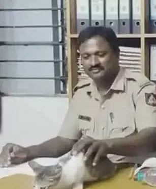 காவல்நிலையத்தில் பூனைகளை வளர்க்கும் கர்நாடகா போலிஸ்.. காரணத்தை கேட்டா அப்படியே ஷாக் ஆயிடுவிங்க!