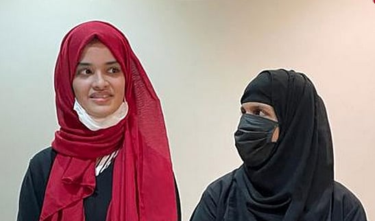 “600க்கு 597 மதிப்பெண்.. மாநிலத்தில் 2ம் இடம்” : ஹிஜாப் பிரச்சனைக்கு மத்தியிலும் சாதித்த இஸ்லாமிய மாணவி!