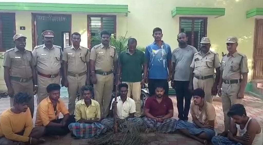 வன விலங்குகளை சமைத்து கறியாக விற்பனை.. நடுகாட்டில் வேட்டை கும்பலை சுற்றிவளைத்து பிடித்த வனத்துறை!