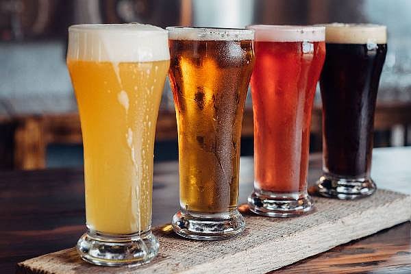 சாக்கடை கழிவு நீரில் தயாரான பீர் - முண்டியடித்து கொண்டு வாங்கும் பொதுமக்கள் : எங்கு தெரியுமா?