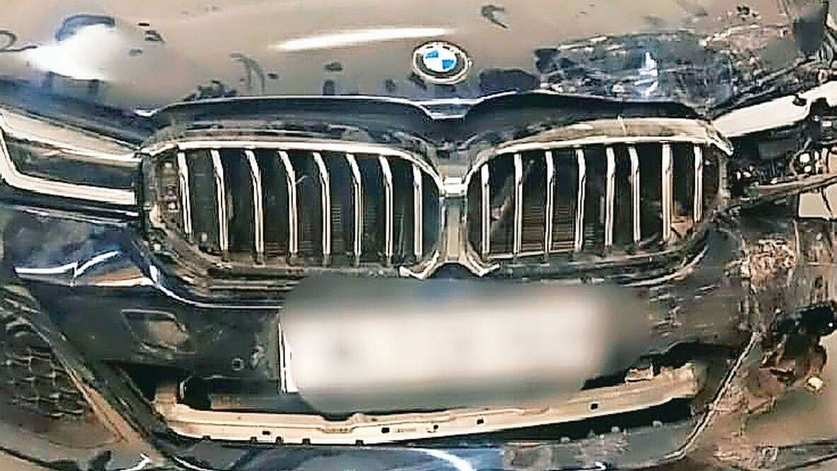 அதிவேகத்தில் வந்த BMW கார்.. நடைபாதையில் இருந்தவர்கள் மீது மோதியதில் 2 சிறுவர்கள் பரிதாப பலி!