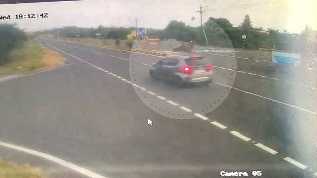 “இருசக்கர வாகனம் மீது மோதிய சொகுசு கார்.. அந்தரத்தில் பறந்த இளைஞர்” : நெஞ்சை பதற வைக்கும் CCTV காட்சிகள்!