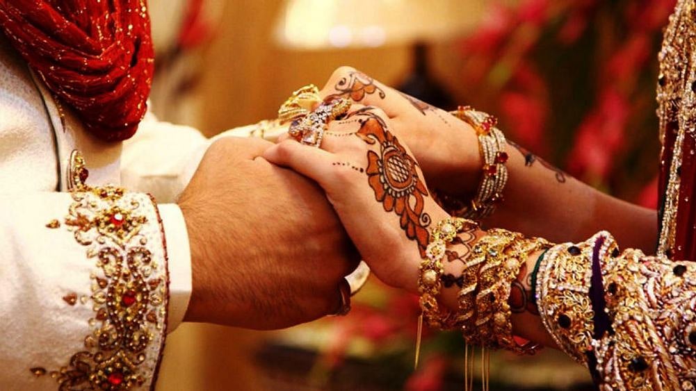 முதலிரவில் விசித்திர முறையில் மகளுக்கு பாலியல் கொடுமை.. : மருமகன் மீது மாமியார் கொடுத்த அதிர்ச்சி புகார்!