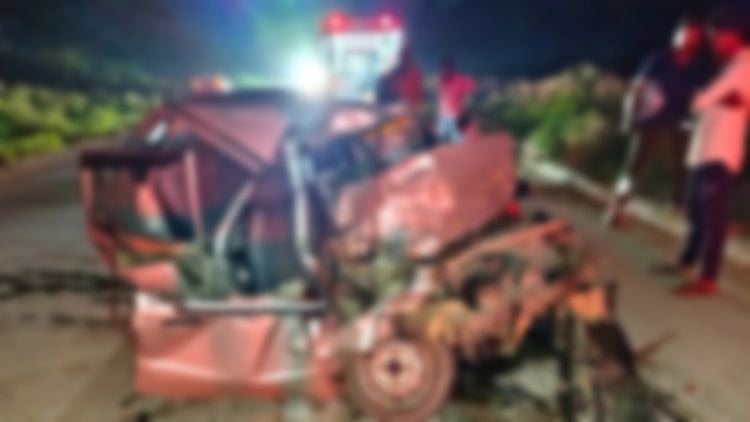 கார் மீது மோதிய லாரி.. உடல் நசுங்கி தந்தை, மகன் சம்பவ இடத்திலேயே பலி: குடும்பத்தினர் அதிர்ச்சி!