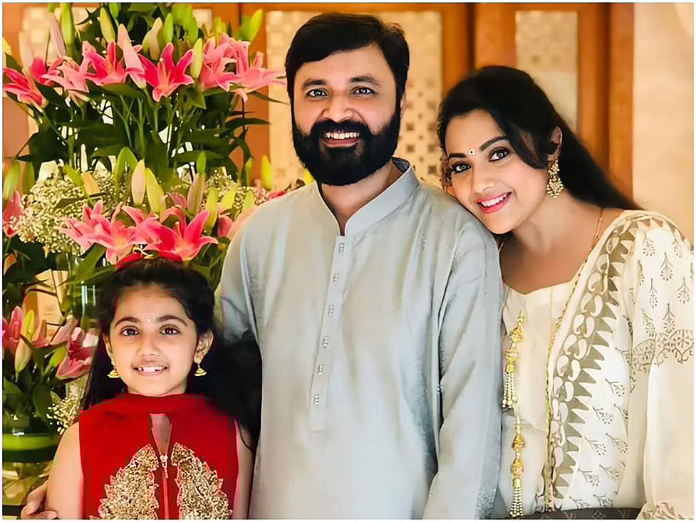 நடிகை மீனாவின் கணவர் திடீர் மரணம் : நுரையீரல் பாதிப்பு.. புறாக்களின் எச்சம் காரணமாக அலர்ஜி ?