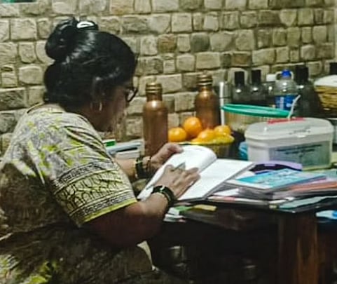 கல்விக்கு எதுவும் தடையல்ல.. கணவன் மகனுக்குத் தெரியாமல் 12ம் வகுப்பு தேர்வில் தேர்ச்சி பெற்ற 53 வயது பெண்!