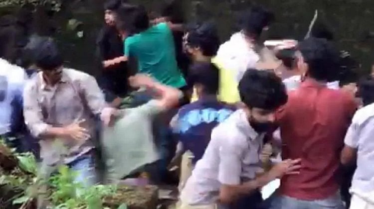 கேங் வார் சண்டை.. சாலையிலேயே மோதிக்கொண்ட பள்ளி மாணவர்கள்.. 20 பேர் கொண்ட கும்பலால் நடந்த பரபரப்பு!