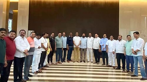 பா.ஜ.கவுக்கு ஆதரவா? - 16 எம்.எல்.ஏக்களை அதிரடியாக தூக்கிய சிவசேனா..