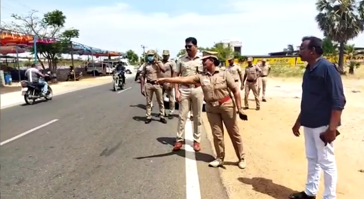 தண்ணீர் வாங்க சாலையை கடந்த போது நடந்த விபரீதம்.. டூவிலர் மோதியதில் சிறுவன், கல்லூரி மாணவன் பரிதாப பலி !