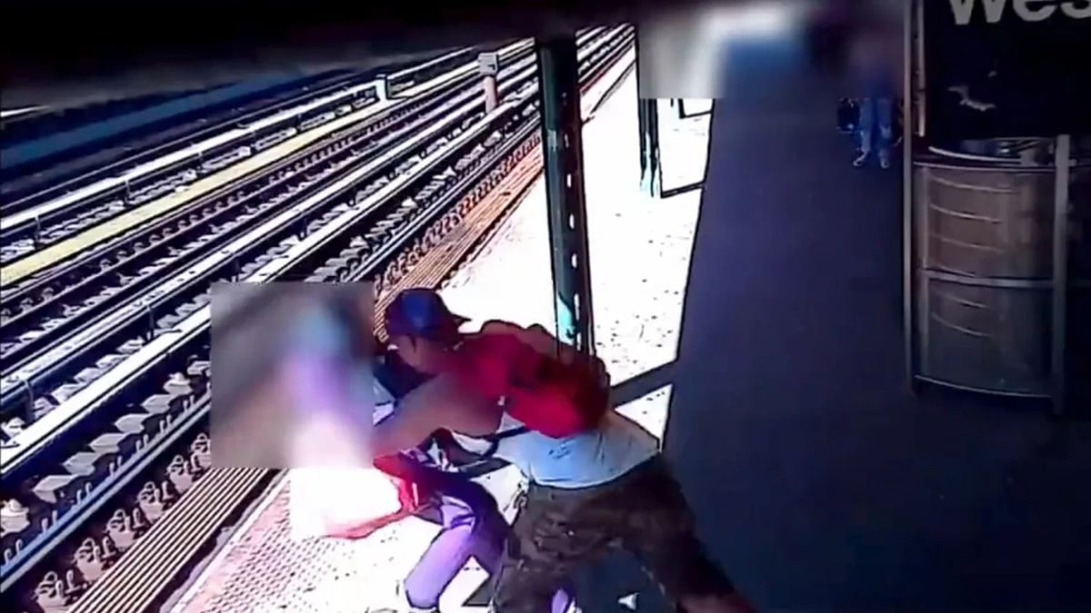 52 வயது பெண்ணை மெட்ரோ ரயில் தண்டவாளத்தில் தள்ளிவிட்ட இளைஞர்.. அதிர்ச்சி சம்பவத்தின்  Video!