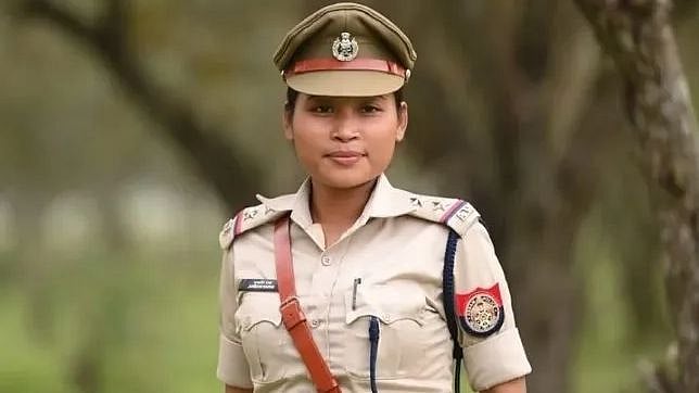 வருங்கால கணவனை மோசடி வழக்கில் சிறை வைத்த பெண் போலிஸ்.. ஒரு மாதம் கழித்து திடீர் கைது!