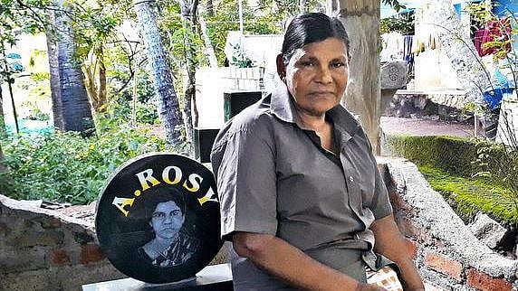 தனக்கு தானே கல்லறை கட்டிய மூதாட்டிக்கு நடந்த சோகம்.. கிராம மக்களும், போலிஸாரும் எடுத்த முடிவு!