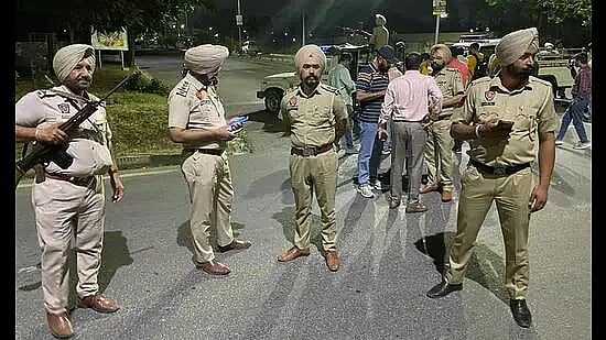 இளைஞரை துப்பாக்கியால் சுட்ட போலிஸ்.. பஞ்சாபில் நடந்த அதிர்ச்சி சம்பவத்தின் வீடியோ வைரல்!