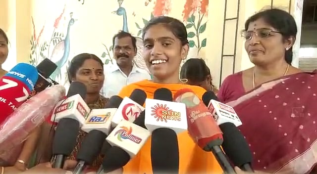 “பிற மொழிகளை விட தமிழ் மொழியில் படிப்பதே சிறப்பானது” : தமிழில் 100-க்கு 100 மதிப்பெண் பெற்ற மாணவி பேட்டி!