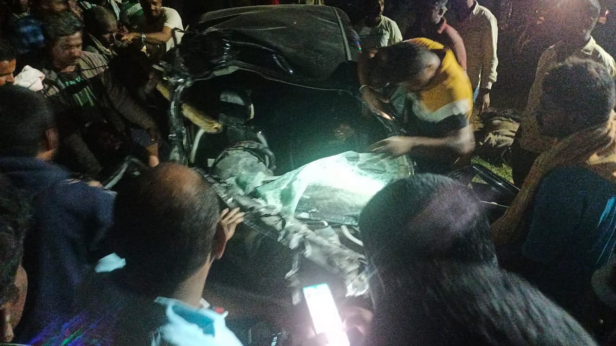 லாரி மோதி சுக்கு நூறாக நொறுங்கிய கார் : வேலை முடித்துவிட்டு திரும்பி அரசு அதிகாரிகள் உட்பட மூவர் பலி!