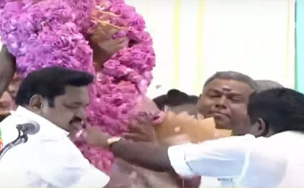 ”பன்னீர்” ரோஜா மாலை போட்ட நிர்வாகி : டெலக்ஸ் பாண்டியன்  நகைச்சுவையை நினைவுபடுத்திய எடப்பாடியின் செயல்