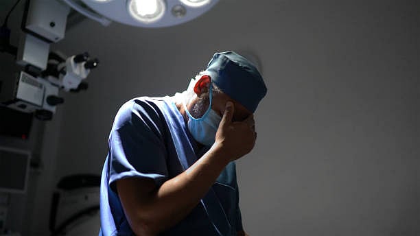 அந்தரங்க உறுப்பில் சிக்கிய மர்மப்பொருள்.. இளைஞரின் செயலால் அதிர்ச்சியில் மூழ்கிய மருத்துவர்கள்! 