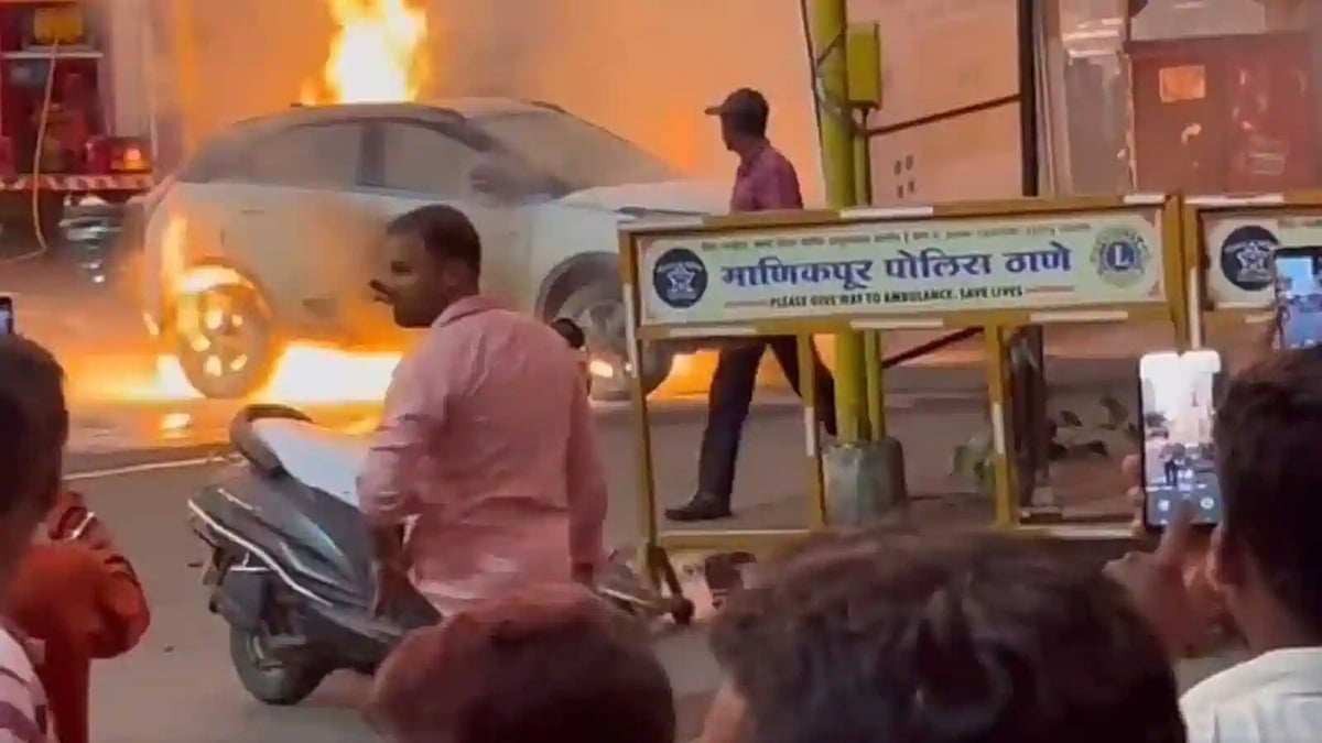 எலக்ட்ரிக் ஸ்கூட்டரை அடுத்து.. முதல் முறையாக தீ பிடித்த மின்சார கார் : எங்கு தெரியுமா?