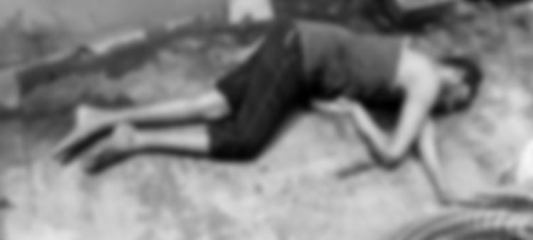 தன்னைத் தானே பிளேடால் கழுத்தை அறுத்துக் கொண்ட இளைஞர்.. தாயை பயமுறுத்தும் போது நடந்த விபரீதம்!