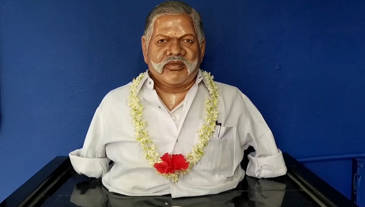 “ஆளாக்கிய தந்தைக்கு மார்பளவு சிலை.. வீட்டில் வைத்து வழிபட்டும் மகன்கள்” : நெகிழ்ச்சி சம்பவம்!