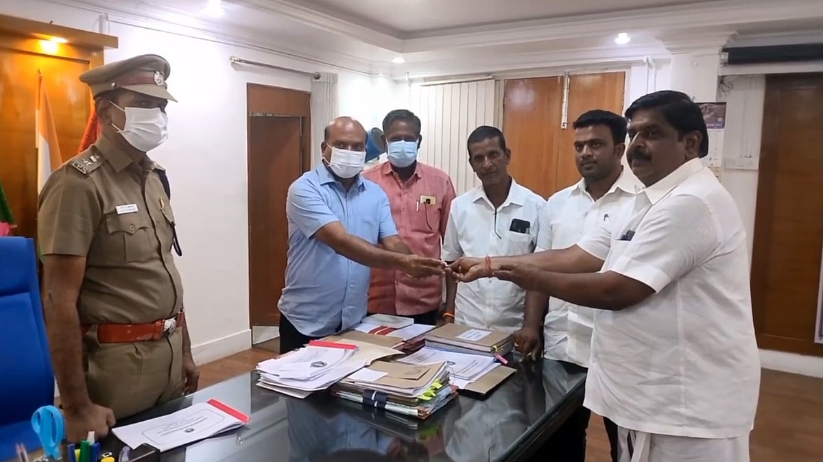 சாலையில் கிடந்த தங்க ஆபரணத்தை போலிஸிடம் ஒப்படைத்த தி.மு.க வேட்பாளர் - குவியும் பாராட்டு!