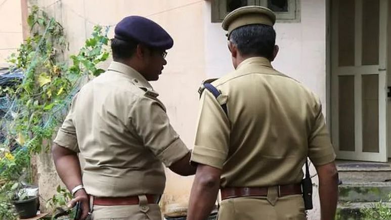 பள்ளி  மாணவிக்கு பாலியல் வன்கொடுமை..  செல்போனில் live Stream செய்த இளைஞர்கள்: ம.பி-யில் கொடூரம்!