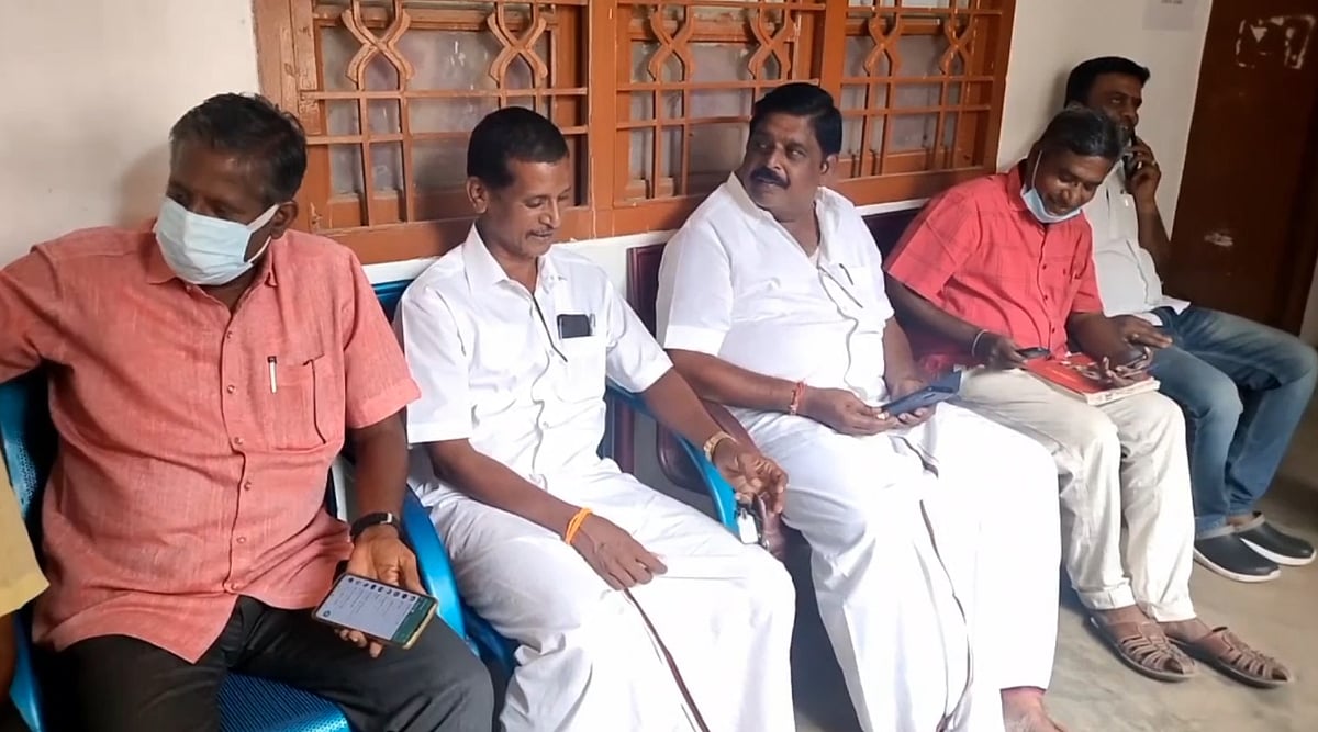 சாலையில் கிடந்த தங்க ஆபரணத்தை போலிஸிடம் ஒப்படைத்த தி.மு.க வேட்பாளர் - குவியும் பாராட்டு!