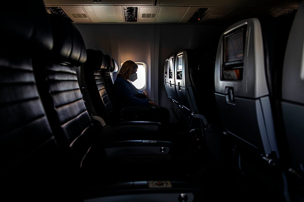 “தெரியாமல் கை பட்டுவிட்டது”: நடுவானில் பறந்தபோது சில்மிஷம் செய்த நபர் - இளம்பெண் எடுத்த துணிச்சல் முடிவு!