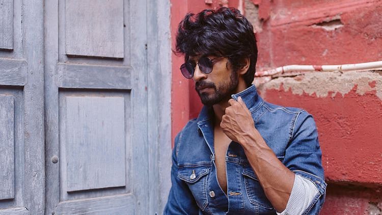 கோலிவுட் TO பாலிவுட்.. மாஸ் காட்டும் 'கைதி' பட வில்லன் அர்ஜூன் தாஸ்!