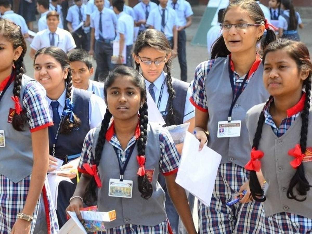 தமிழ் பாடத்தில் 100-க்கு100 மதிப்பெண் பெற்ற  மாணவி.. மற்ற   பாடங்களில் மாணவர்கள் பெற்ற மதிப்பெண் என்ன? 