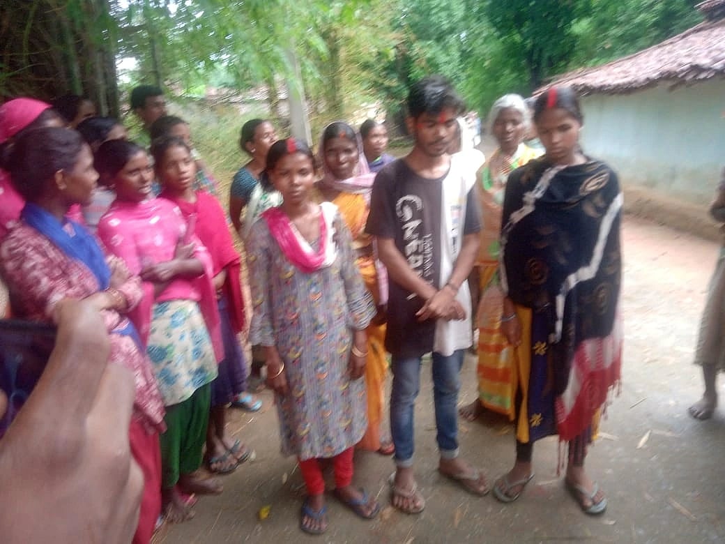 விஜய்சேதுபதி பட பாணியில் காத்துவாக்குல 2 காதல்.. ஒரே நேரத்தில் 2 காதலிகளை திருமணம் செய்த இளைஞர் !