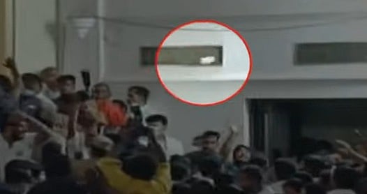 வாட்டர் பாட்டில் அடி.. முதுகில் குத்து.. டயர் பஞ்சர் : கூட்டத்தில் வைத்து OPS-ஐ தாக்கிய கும்பல்