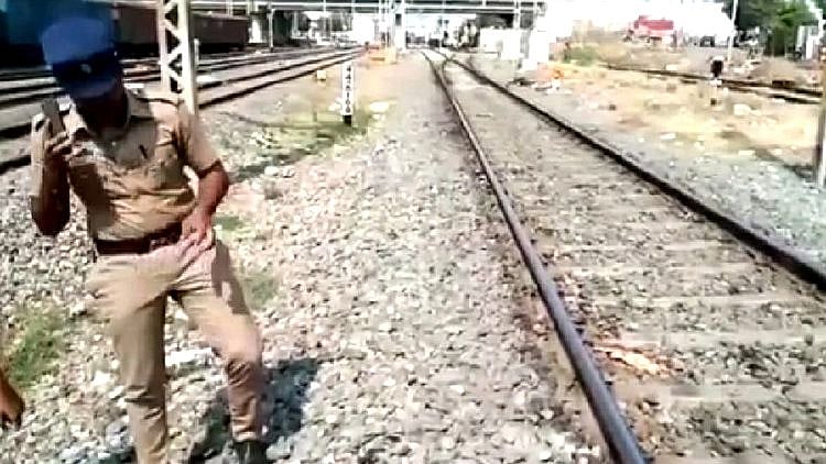 நண்பர்களுடன் சகஜமாக பேச தடுத்த திக்குவாய்.. ஓடும் ரயில் முன்பு பாய்ந்து பள்ளி மாணவன் தற்கொலை!