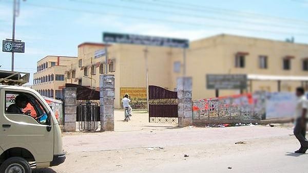 ”எல்லாரும் சமம்தான டீச்சர்..” - சாதி வெறியை தூண்டி மூளை சலவை செய்த ஆசிரியரை வீட்டுக்கு அனுப்பிய மாணவன்!