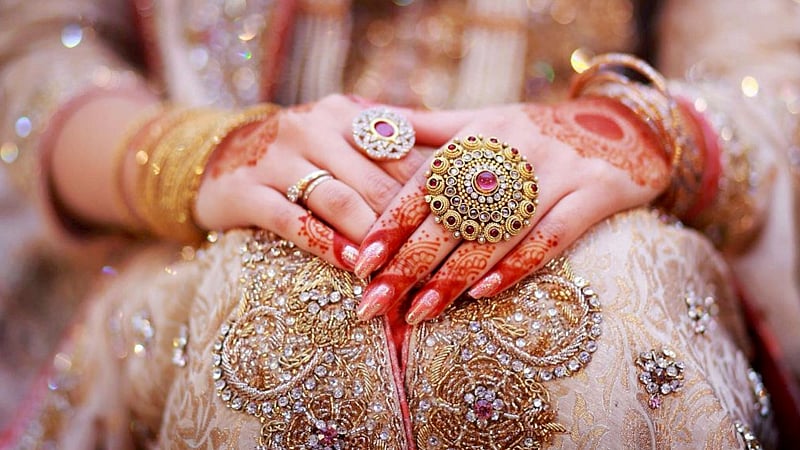 முதலிரவில் விசித்திர முறையில் மகளுக்கு பாலியல் கொடுமை.. : மருமகன் மீது மாமியார் கொடுத்த அதிர்ச்சி புகார்!