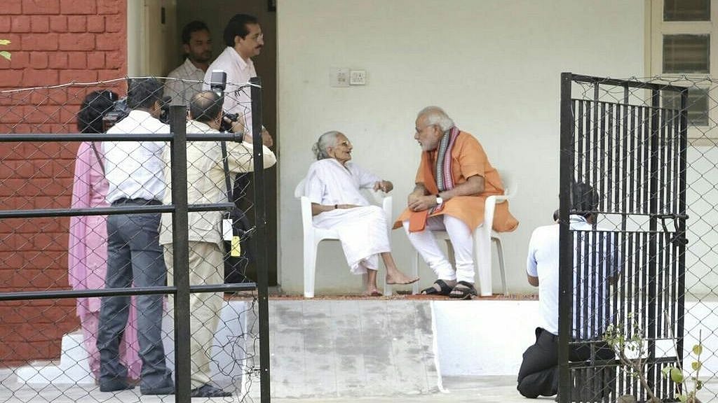 தாயை விட கேமராமேனுக்கு முக்கியத்துவம் கொடுத்தாரா மோடி? : இணையத்தில் வைரலாகும் சர்ச்சை வீடியோ! 